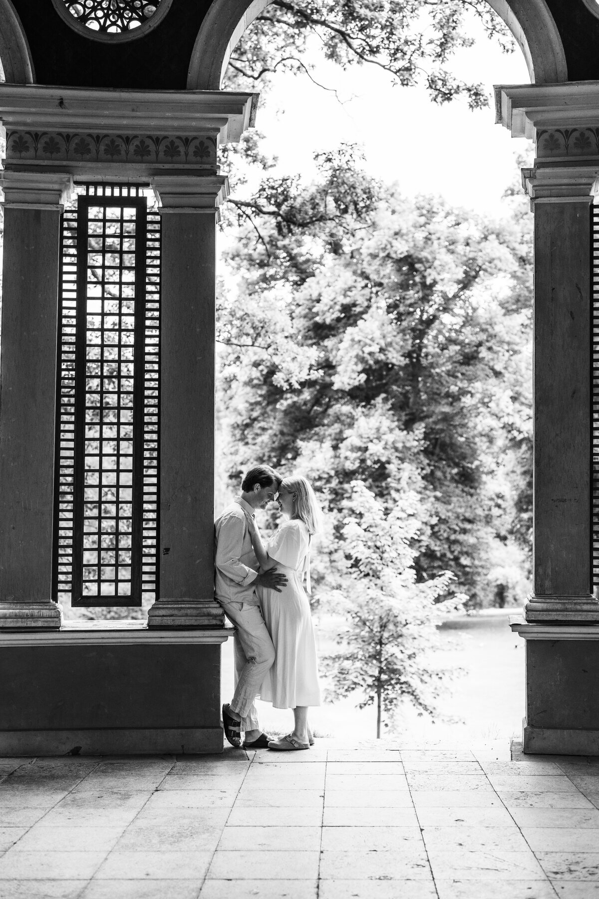 Edith och Lennart står vända mot varandra