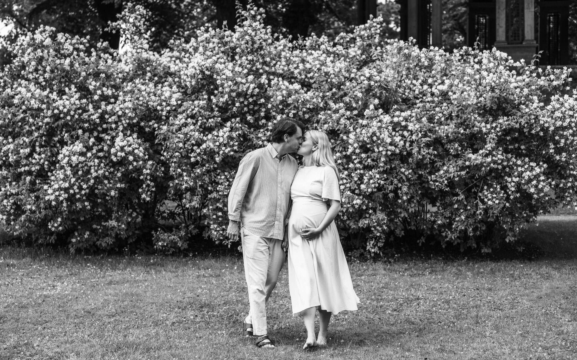 Edith och Lennart promenerar hand i hand mot kameran
